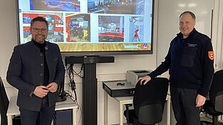 Landtagsabgeordneter Dr. Gerhard Hopp und Kreisbrandrat Michael Stahl planen an einem mobilen grenzüberschreitenden Lagezentrum. Das nötige Geld stammt aus der Fraktionsinitiative. Landtagsabgeordneter Dr. Gerhard Hopp und Kreisbrandrat Michael Stahl planen an einem mobilen grenzüberschreitenden Lagezentrum. Das nötige Geld stammt aus der Fraktionsinitiative.