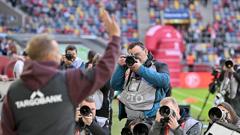 Das 1:2 gegen Holstein Kiel war unter dem Trainer die vierte Niederlage in Folge. Das 1:2 gegen Holstein Kiel war unter dem Trainer die vierte Niederlage in Folge.