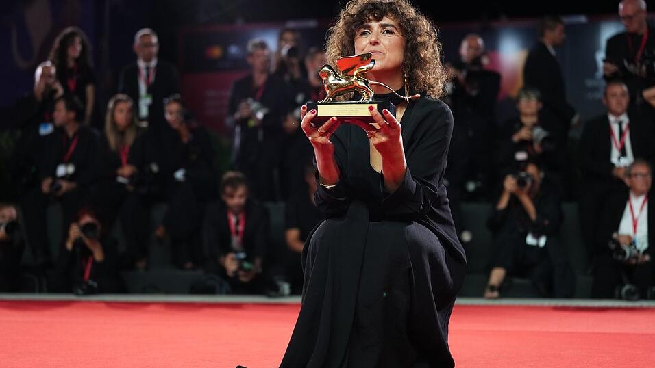 Sie ist die achte Frau, die den Goldenen Löwen in der Geschichte der Filmfestspiele gewinnt: May el-Toukhy. Sie ist die achte Frau, die den Goldenen Löwen in der Geschichte der Filmfestspiele gewinnt: May el-Toukhy.