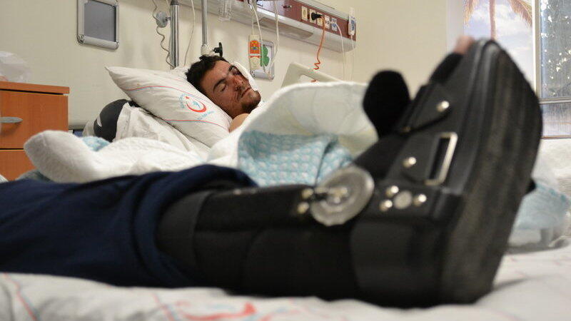 Der mutmaßlich bei einem russischen Luftschlag auf die syrische Stadt Aleppo verletzte und seit zwei Tagen bewußtlose Kasem liegt am 08.02.2016 in einem Krankenhaus in der türkischen Stadt Kilis.