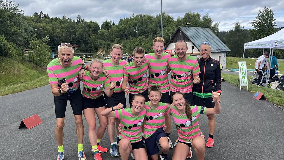 Das Team der Altbachschützen jubelte bei der Bayerischen Meisterschaft über 18 Medaillen. Das Team der Altbachschützen jubelte bei der Bayerischen Meisterschaft über 18 Medaillen.