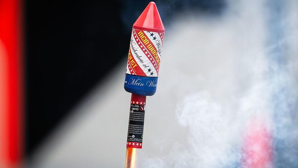 Die brennende Rakete beschädigte in der Wohnung Möbel, verletzt wurde niemand. (Symbolbild)