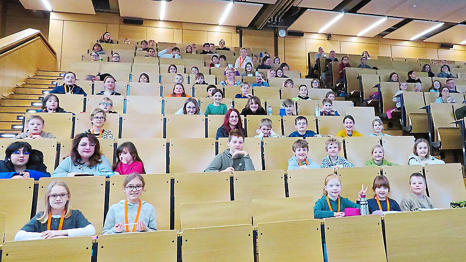 Im gut besetzten Hörsaal an der Uferstraße stellten hochmotivierte Kinder-Uni-Besucher ihre Fragen zur Archäologie. Im gut besetzten Hörsaal an der Uferstraße stellten hochmotivierte Kinder-Uni-Besucher ihre Fragen zur Archäologie.