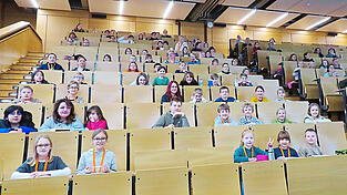 Im gut besetzten Hörsaal an der Uferstraße stellten hochmotivierte Kinder-Uni-Besucher ihre Fragen zur Archäologie. Im gut besetzten Hörsaal an der Uferstraße stellten hochmotivierte Kinder-Uni-Besucher ihre Fragen zur Archäologie.