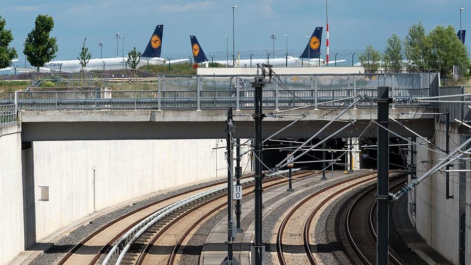 Bahn oder Flugzeug? Der Preis spielt bei der Entscheidung eine Rolle. (Symbolbild) Bahn oder Flugzeug? Der Preis spielt bei der Entscheidung eine Rolle. (Symbolbild)
