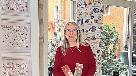 Gesch&auml;ftsf&uuml;hrerin Sabine Watzlawik vor der Friedenss&auml;ule.