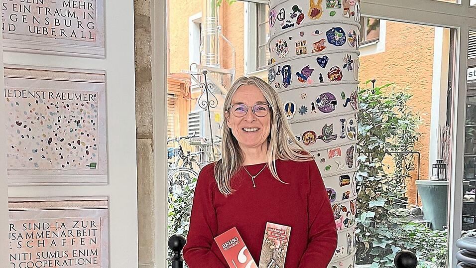 Gesch&auml;ftsf&uuml;hrerin Sabine Watzlawik vor der Friedenss&auml;ule.