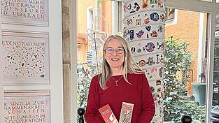 Gesch&auml;ftsf&uuml;hrerin Sabine Watzlawik vor der Friedenss&auml;ule.