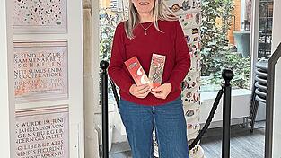 Geschäftsführerin Sabine Watzlawik vor der Friedenssäule. Geschäftsführerin Sabine Watzlawik vor der Friedenssäule.