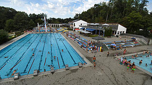 Eine Familienkarte kostet in der neuen Freibad-Saison in Vilsbiburg 115 statt 110 Euro. Mit Erm&auml;&szlig;igungen sind es 90 statt 87 Euro.