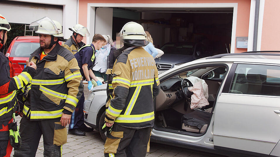 Dieser VW rollte am Mittwoch in den Hof eines Privatanwesens und schlug in einer Hausmauer ein.