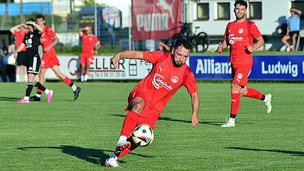 Jan Karabas (vorne) hatte das 1:0 f&uuml;r Plattling erzielt, vergab aber eine weitere klare M&ouml;glichkeit.