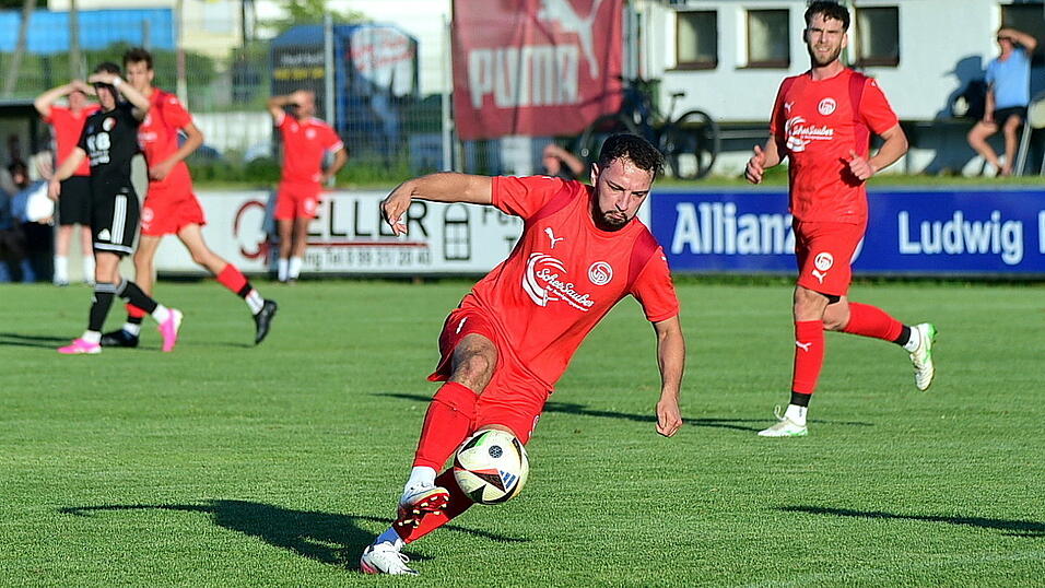 Jan Karabas (vorne) hatte das 1:0 für Plattling erzielt, vergab aber eine weitere klare Möglichkeit. Jan Karabas (vorne) hatte das 1:0 für Plattling erzielt, vergab aber eine weitere klare Möglichkeit.