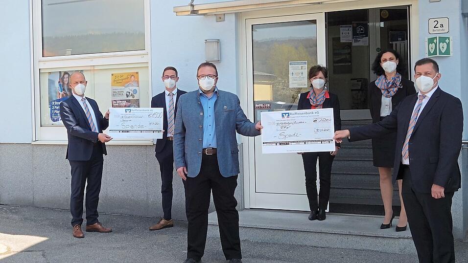 Spenden&uuml;bergabe zum Abschied mit (v. l.) Raiffeisen-Vorstandsvorsitzendem Johann Freund, Tobias Dengler, B&uuml;rgermeister Robert Bauer, Christa Scheungraber, Annemarie Merz und Christian Hofbauer.