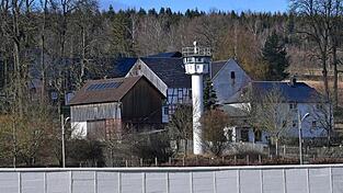Die Mauer und ein Wachturm stehen mitten im Dorf. Die Mauer und ein Wachturm stehen mitten im Dorf.