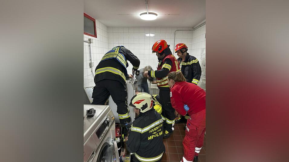 Das Kind wurde mit Hilfe einer hydraulischen Schere befreit.