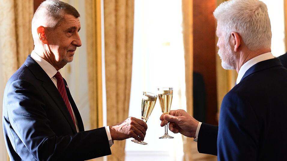 Der tschechische Präsident Petr Pavel (r) ernennt Andrej Babis zum neuen Ministerpräsidenten. Der tschechische Präsident Petr Pavel (r) ernennt Andrej Babis zum neuen Ministerpräsidenten.