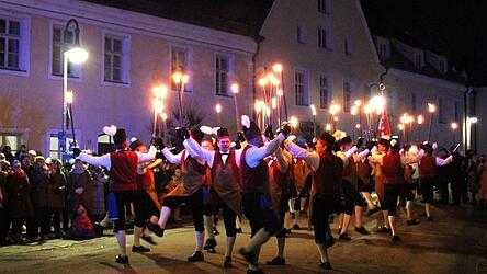 Der Fackeltanz auf dem Marktplatz begeisterte die vielen Zuschauer.