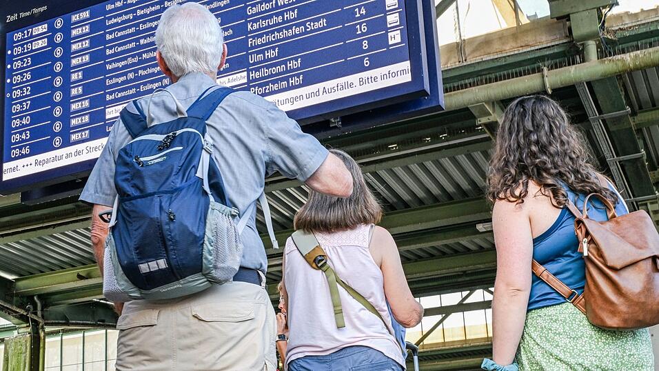 Bei der Bahn kam in der Nacht auf Dienstag wegen einer Funkst&ouml;rung der gesamte Zugverkehr zum Erliegen. Am Dienstagmorgen lief der Verkehr wieder an. (Archivbild)