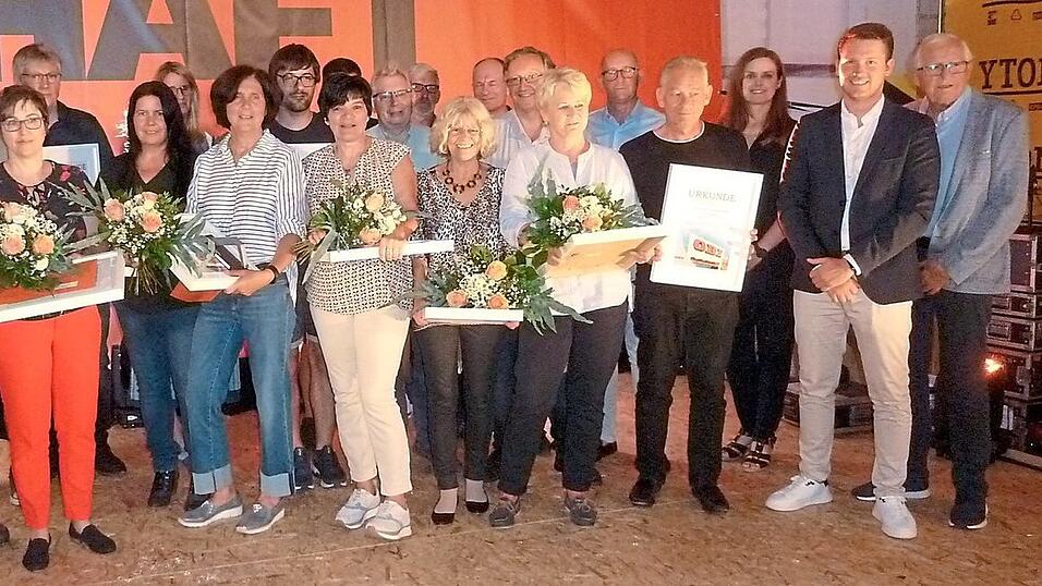 Die f&uuml;r zehn und 25 Jahre Betriebszugeh&ouml;rigkeit geehrten Mitarbeiter der Firma Zitzmann mit den Gratulanten Michael Zitzmann (links), Jochen Zitzmann (rechts), Philipp Zitzmann (Zweiter von rechts), Monika Zitzmann-Peintinger (Dritte von rechts) und Thomas Zitzmann (F&uuml;nfter von rechts).