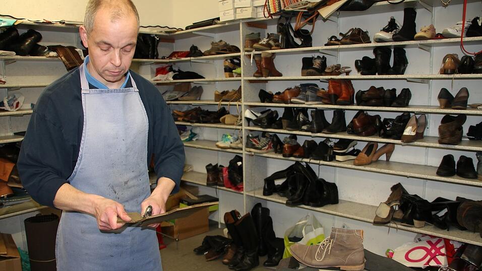Stiefel, Pumps, Halb- und Turnschuhe: Sie alle warten in Roland Maiers Regalen darauf, repariert zu werden. Und dabei spr&uuml;hen manchmal sogar die Funken, wenn der Schuhmachermeister alte Sohlen abschleift.