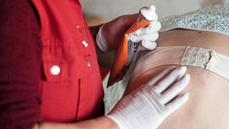 Was tun, wenn nach einem Krankenhaus- oder Reha-Aufenthalt die pflegerische Versorgung nicht gesichert ist? Im Landkreis Freising soll künftig ein Krisenpflegedienst kurzfristig Versorgungslücken überbrücken.