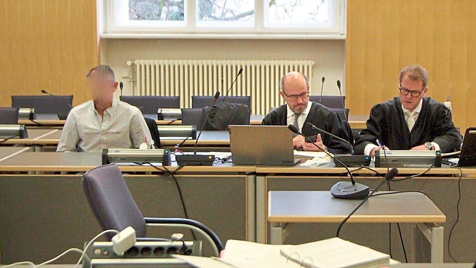 Bisher erschließt sich noch kein Motiv, weswegen der Angeklagte (l.) im Frühjahr seinen Schwager erstochen hat. Bisher erschließt sich noch kein Motiv, weswegen der Angeklagte (l.) im Frühjahr seinen Schwager erstochen hat.