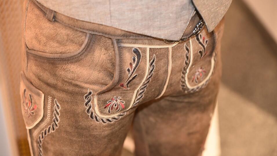 Die Lederhose sollte auf jeden Fall kurz und eng sein.