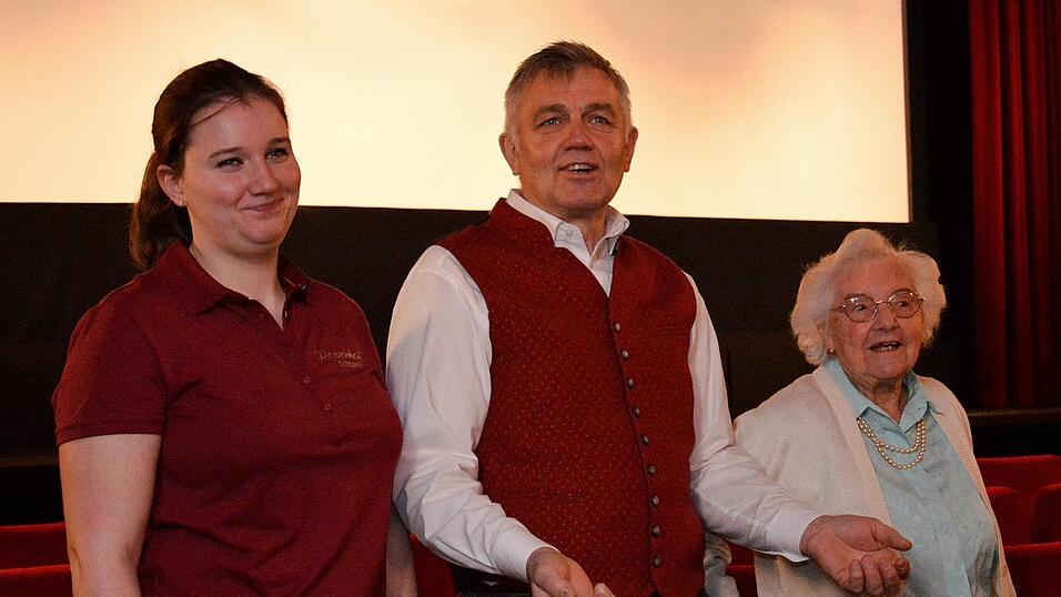 Begr&uuml;&szlig;ung durch drei Rosenhof-Generationen: Verena Dollinger, Josef Dollinger und Marianne H&auml;ring (v. l.).