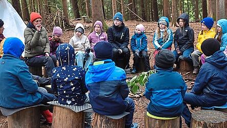 Konzentriert folgten die Buben und M&auml;dchen der Klasse &bdquo;Birke&ldquo; den Ausf&uuml;hrungen von Marion Severin, der Naturp&auml;dagogin.