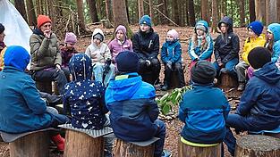 Konzentriert folgten die Buben und Mädchen der Klasse „Birke“ den Ausführungen von Marion Severin, der Naturpädagogin. Konzentriert folgten die Buben und Mädchen der Klasse „Birke“ den Ausführungen von Marion Severin, der Naturpädagogin.
