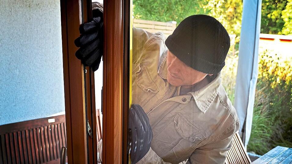 Das undatierte Bild der Polizeilichen Kriminalpr&auml;vention zeigt die gestellte Szene eines Einbruches. In Altenthann waren in beiden F&auml;llen Fenster der Zugang ins Haus. (Symbolfoto)