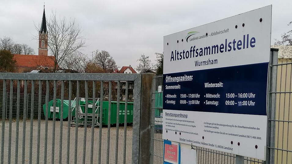 Altstoffsammelstelle Wurmsham: Noch sind dort am Einfahrtstor die bis Anfang Dezember geltenden Öffnungszeiten beschildert. Altstoffsammelstelle Wurmsham: Noch sind dort am Einfahrtstor die bis Anfang Dezember geltenden Öffnungszeiten beschildert.