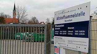 Altstoffsammelstelle Wurmsham: Noch sind dort am Einfahrtstor die bis Anfang Dezember geltenden Öffnungszeiten beschildert. Altstoffsammelstelle Wurmsham: Noch sind dort am Einfahrtstor die bis Anfang Dezember geltenden Öffnungszeiten beschildert.