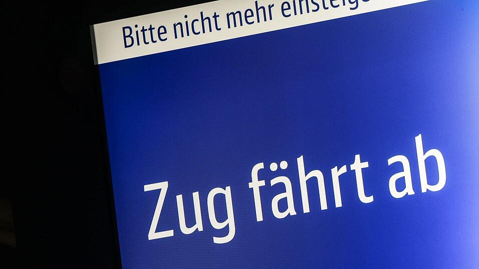 'Zug fährt ab' steht auf einer Anzeigetafel am Bahnsteig. Wenn er doch nur abfahren würde. 'Zug fährt ab' steht auf einer Anzeigetafel am Bahnsteig. Wenn er doch nur abfahren würde.