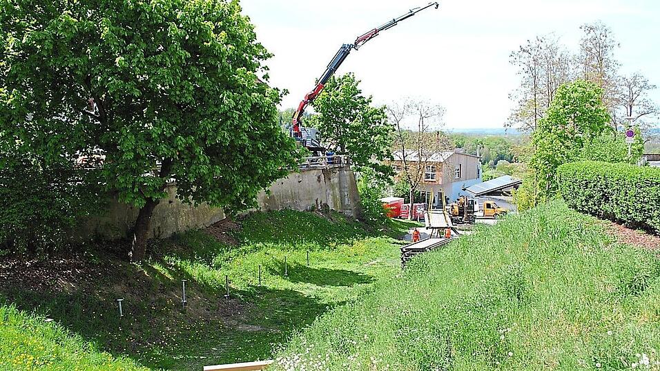 Am Dienstag wurden die B&uuml;hnenelemente mit dem Kran in den Stadtgraben gehoben.