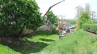 Am Dienstag wurden die B&uuml;hnenelemente mit dem Kran in den Stadtgraben gehoben.