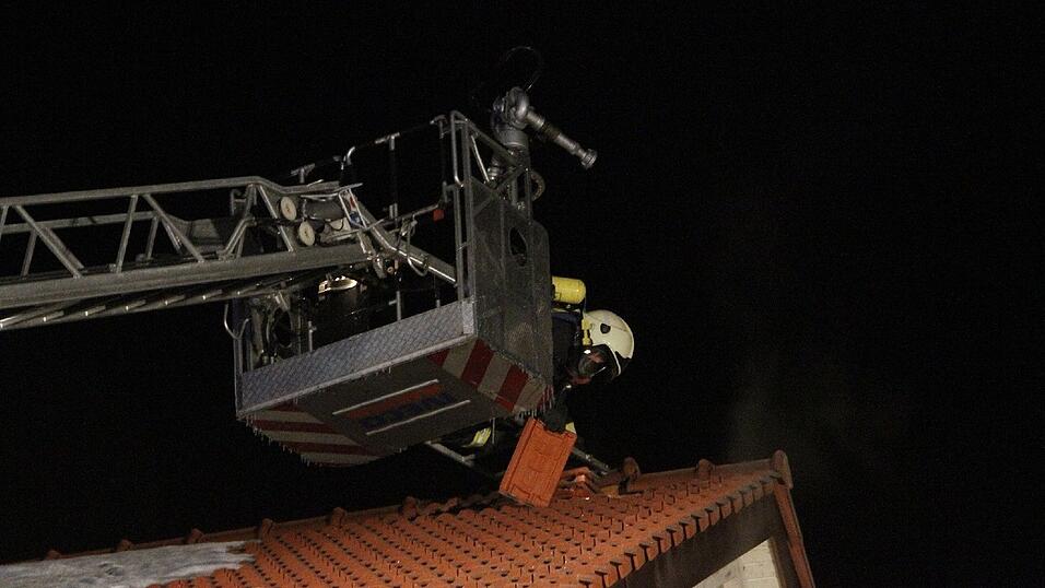 In Kirchroth ist am Donnerstagabend ein Holzstadel im Ortskern aus noch unbekannter Ursache abgebrannt. Die Löscharbeiten gestalteten sich wegen der extremen Kälte schwierig. In Kirchroth ist am Donnerstagabend ein Holzstadel im Ortskern aus noch unbekannter Ursache abgebrannt. Die Löscharbeiten gestalteten sich wegen der extremen Kälte schwierig.