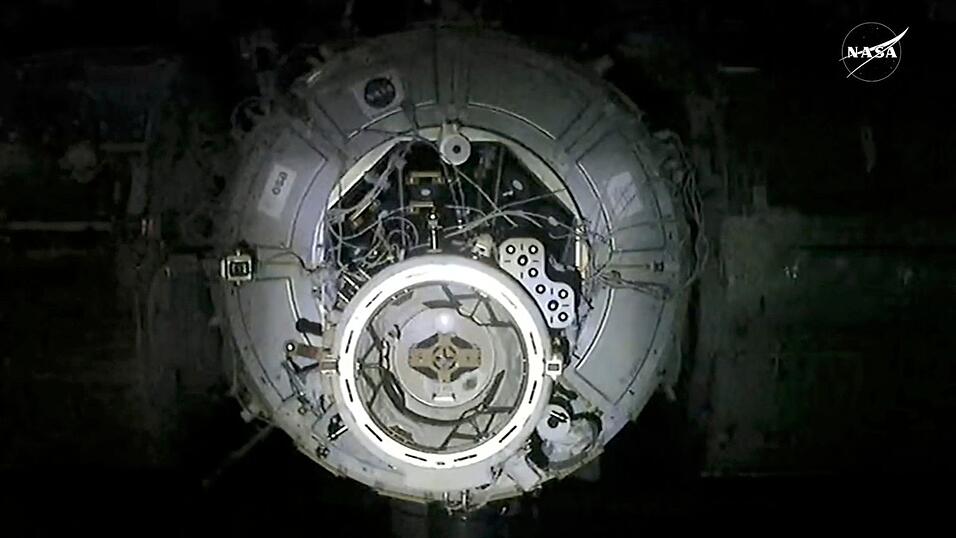 Die Crew der ISS bereitete das Andocken der SpaceX-Kapsel vor.