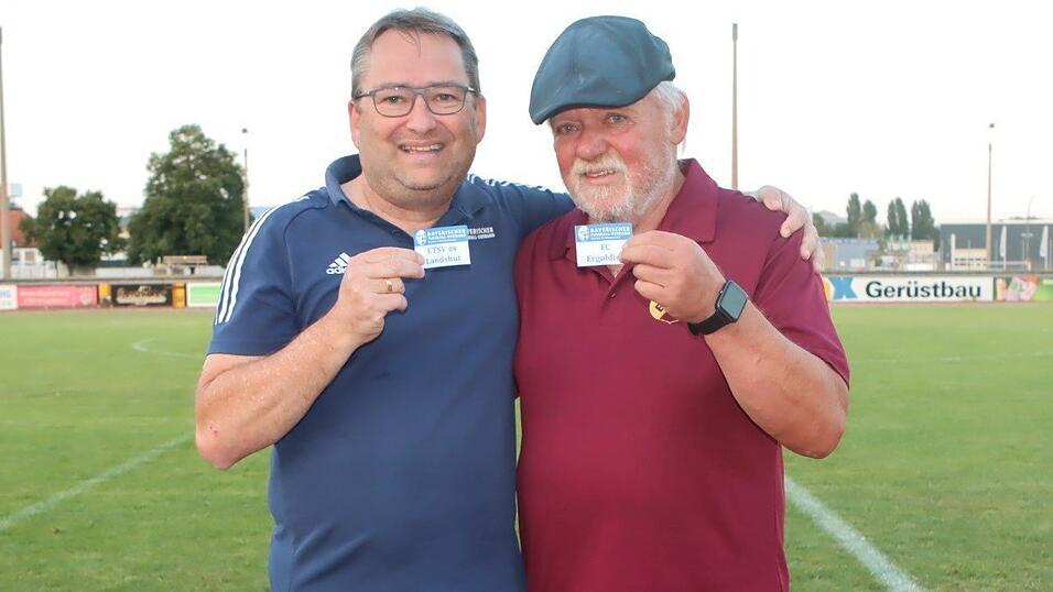 ETSV 09-Ehrenmitglied Alfred Linzmeier (rechts) loste in Landshut die Achtelfinal-Partien im Totopokal des niederbayerischen Fußballkreises West aus. Links Kreisspielleiter Herbert Hasak. ETSV 09-Ehrenmitglied Alfred Linzmeier (rechts) loste in Landshut die Achtelfinal-Partien im Totopokal des niederbayerischen Fußballkreises West aus. Links Kreisspielleiter Herbert Hasak.