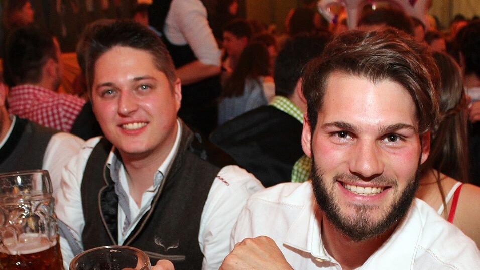 Die Fr&uuml;hjahrsdult 2017 in Landshut neigt sich dem Ende entgegen. Grund genug, noch einmal richtig in den Bierzelten zu feiern - abgerundet vom traditionellen Feuerwerk.