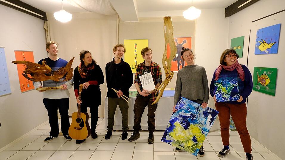 'Fluss der Veränderung' bedeutet für das Kreativ Kollektiv den eigenen Horizont zu erweitern, sich selbst und sein Umfeld mit dem Hellen und Dunklen zu akzeptieren und positiv in die Zukunft zu blicken, auch wenn sich dies nicht einfach meistern lässt. 'Fluss der Veränderung' bedeutet für das Kreativ Kollektiv den eigenen Horizont zu erweitern, sich selbst und sein Umfeld mit dem Hellen und Dunklen zu akzeptieren und positiv in die Zukunft zu blicken, auch wenn sich dies nicht einfach meistern lässt.