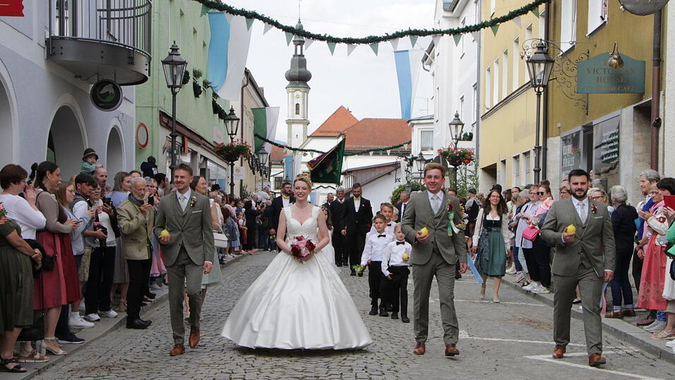 Der Burschen- und Brautzug durch die Innenstadt