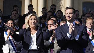 Marine Le Pen (l) droht nun von ihrem politischen Ziehsohn Jordan Bardella überholt zu werden. Trotzdem hatte sie ihn dazu aufgefordert, sich auf eine Kandidatur bei der Präsidentschaftswahl 2027 vorzubereiten.
