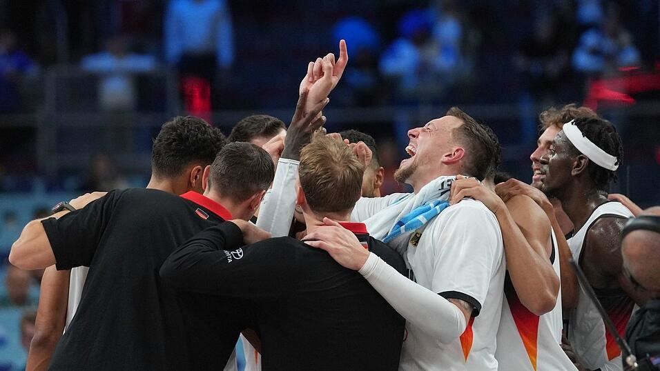 Gemeinsamer Jubel der Basketballer nach dem Finaleinzug. Gemeinsamer Jubel der Basketballer nach dem Finaleinzug.