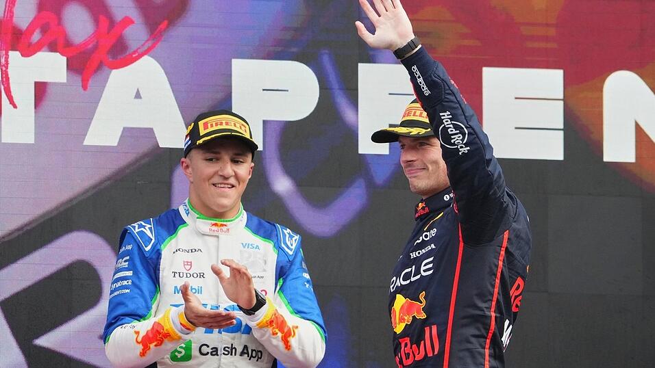 Im kommenden Jahr fährt Hadjar (l) zusammen mit Max Verstappen. (Archivbild)