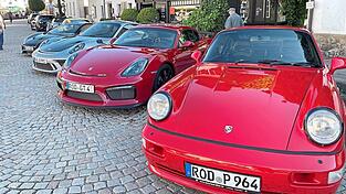 Aufgereiht wie eine Perlenkette glänzten die PS-starken Boliden in der Sonne. Aufgereiht wie eine Perlenkette glänzten die PS-starken Boliden in der Sonne.