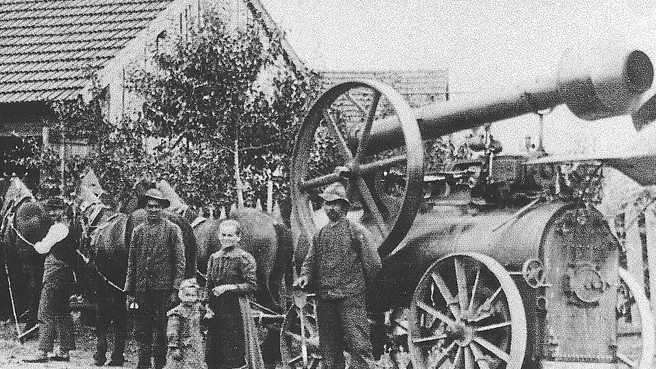 Haidlfing, Ende der 1920er Jahre: Wenn die Dampfmaschine auf den Hof kam, war das ein Ereignis, besonders für die Kinder. Um das tonnenschwere Ungetüm mit Eisenreifen, das Dampflokobil (Dampfmaschine), von Hof zu Hof zu transportieren und dort einsatzbereit zu stationieren, brauchte man Zugkraft (hier ein Gespann mit drei Pferden), einen erfahrenen Fuhrknecht und einen technisch versierten Maschinisten (hier mit Heizschaufel) zum Einrichten der Dreschgarnitur für den nächsten Einsatz. Archivfotos: Nik Söltl Haidlfing, Ende der 1920er Jahre: Wenn die Dampfmaschine auf den Hof kam, war das ein Ereignis, besonders für die Kinder. Um das tonnenschwere Ungetüm mit Eisenreifen, das Dampflokobil (Dampfmaschine), von Hof zu Hof zu transportieren und dort einsatzbereit zu stationieren, brauchte man Zugkraft (hier ein Gespann mit drei Pferden), einen erfahrenen Fuhrknecht und einen technisch versierten Maschinisten (hier mit Heizschaufel) zum Einrichten der Dreschgarnitur für den nächsten Einsatz. Archivfotos: Nik Söltl