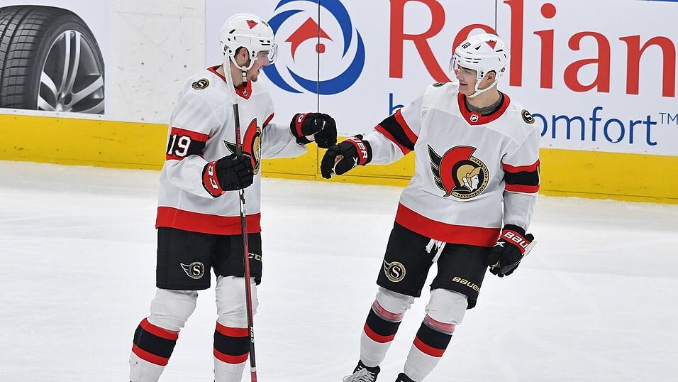 Drake Batherson (links) und Tim Stützle bejubeln einen Treffer der Ottawa Senators. Drake Batherson (links) und Tim Stützle bejubeln einen Treffer der Ottawa Senators.