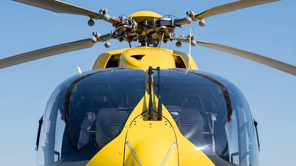 Ein Rettungshubschrauber flog den Mann mit schweren Verletzungen ins Krankenhaus. (Symbolbild)